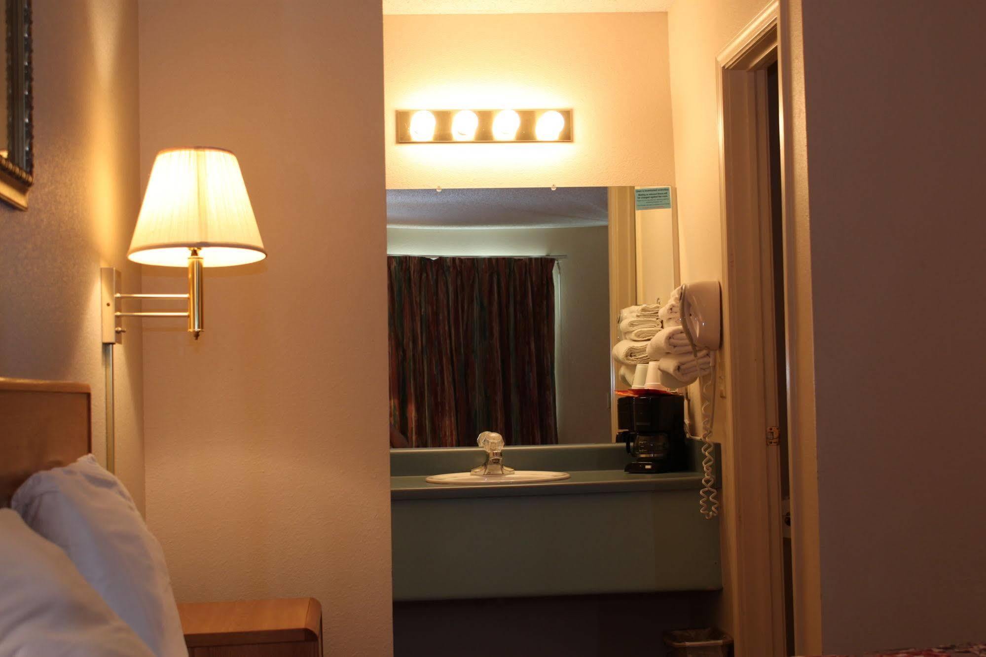 Regency Inn ユリーカ・スプリングス エクステリア 写真